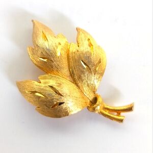 Vintage Estate Signed JJ Gold Tone Leaf Floral Boho Summer Fall Brooch